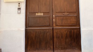 A large wooden double door with a sign above it that reads "B&B Stramond". - B&B Stramondo (Catania)