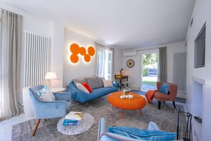 21-inch flat-screen TV with digital channels, TV, fireplace - Villa Victor 100m from sea (Massa)