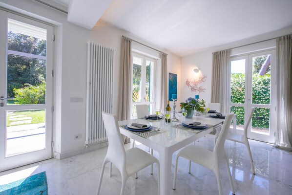 Familienvilla, Mehrere Schlafzimmer, Meerseite (Villa Victor 100m from sea) | Speisen