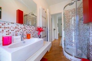 Villa familiar, varias habitaciones, frente al mar (Villa Victor 100m from sea) | Baño | Regadera, regadera tipo lluvia, bidet, toallas 
