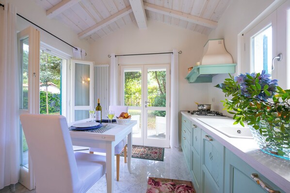 Family Villa, Multiple Bedrooms, Sea Facing (Villa Victor 100m from sea) | Private kitchen