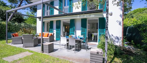 Family Villa, Multiple Bedrooms, Sea Facing (Villa Victor 100m from sea) | Outdoor dining