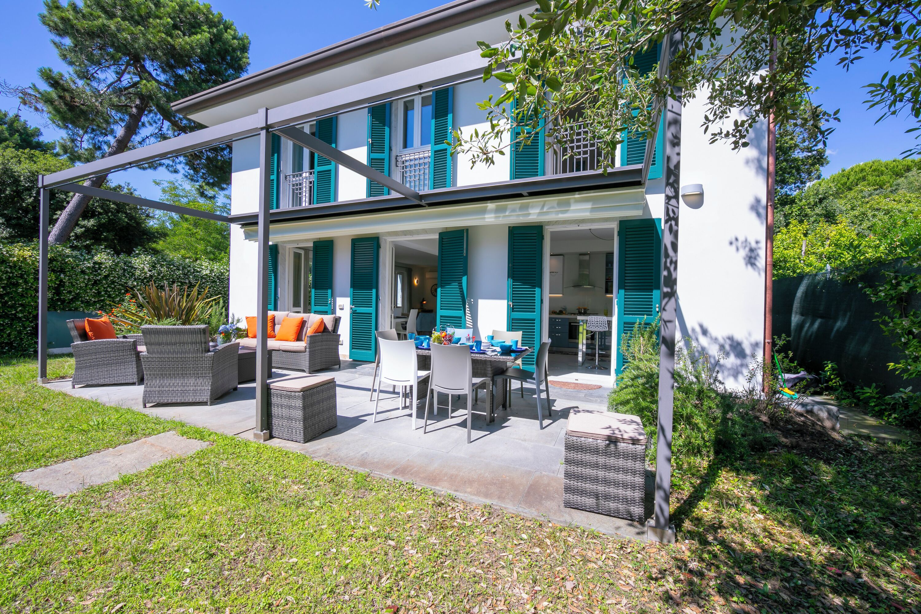 Familjevilla - flera sovrum - mot havet (Villa Victor 100m from sea) | Restaurang utomhus