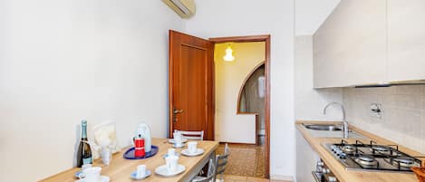 Appartement Familial, plusieurs chambres (Casa Arno 500m from beach) | Cuisine privée