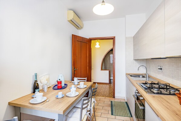 Familienapartment, Mehrere Schlafzimmer (Casa Arno 500m from beach) | Eigene Küche | Großer Kühlschrank, Mikrowelle, Ofen, Herdplatte