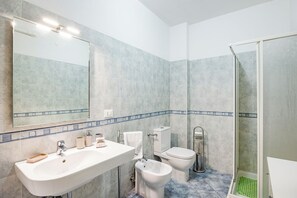 Familienapartment, Mehrere Schlafzimmer (Casa Arno 500m from beach) | Badezimmer | Dusche, Regendusche, Haartrockner, Bidet