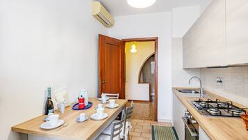 Full-size fridge, microwave, oven, stovetop