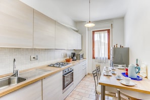 Appartement familial, 1 chambre, balcon (Casa Arno 500m from beach) | Cuisine privée | Réfrigérateur grande capacité avec congélateur, four à micro-ondes