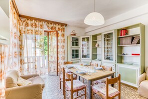 Appartement familial, 1 chambre, balcon (Casa Arno 500m from beach) | Intérieur