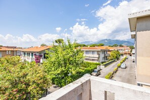 Family Apartment, Multiple Bedrooms (Casa Arno 500m from beach) | Property grounds