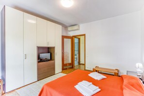 Family Apartment, 1 Bedroom, Balcony (Casa Arno 500m from beach) | 1 bedroom, bed sheets