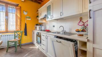 Großer Kühlschrank, Mikrowelle, Ofen, Herdplatte