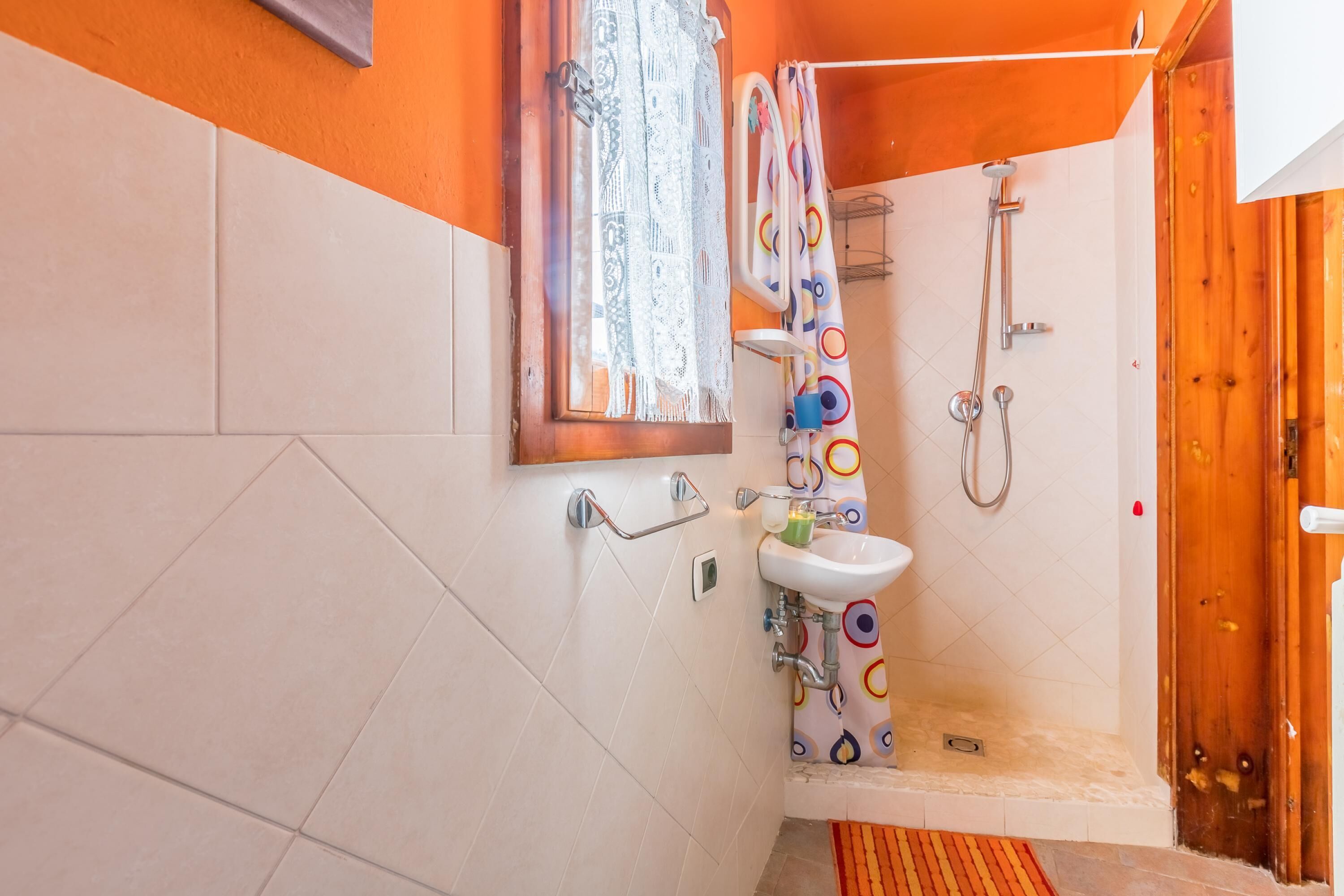 Casa familiare, camere multiple, lato montagna (Casale Geniva with private pool) | Bagno | Doccia, soffione a pioggia, bidet, asciugamani