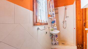 Casa familiare, camere multiple, lato montagna (Casale Geniva with private pool) | Bagno | Doccia, soffione a pioggia, bidet, asciugamani