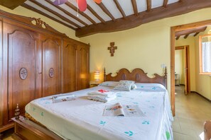Casa familiar, varias habitaciones, junto a la montaña (Casale Geniva with private pool) | 2 dormitorios, tabla de planchar con plancha, wifi y ropa de cama