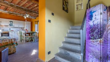 Familienhaus, 2 Schlafzimmer, Kamin, Bergseite (Casale Geniva with private pool) | Innenbereich