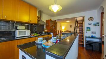 Family Apartment, 3 Bedrooms (Casa Bea 900m from sea) | Private kitchen | Full-size fridge, microwave, oven, stovetop