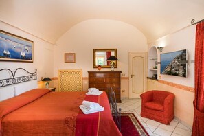 3 slaapkamers, een bureau, een strijkplank/strijkijzer, reisbedje