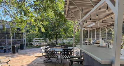 MT VIEWS: Guesthouse w/2 HORSE STALLS + Turnout, Sleeps 4, Tack Room, Trails, Riding Ring