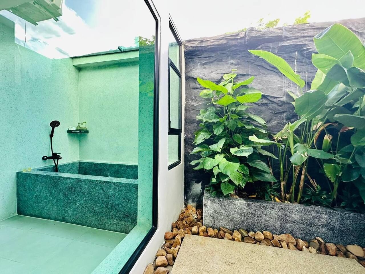 Minibar, caja de seguridad en la habitación y escritorio 