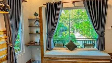 Chambre Deluxe avec lits jumeaux, balcon, vue jardin (Double Bed) | Minibar, coffres-forts dans les chambres, bureau, rideaux occultants