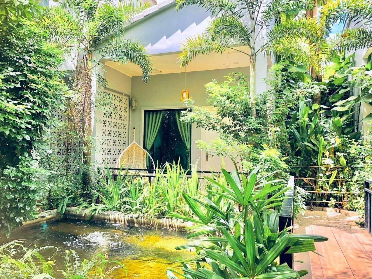 Minibar, caja de seguridad en la habitación y escritorio 