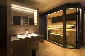 A modern bathroom with a large mirror, a sink, and a sauna. - Traumhaus 6 Personen,150m²,sauna,wanne,kamine,terrassen,garten,grill,sky TV (Neukieritzsch)