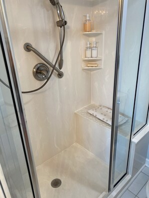 Bañera con ducha, secador de pelo, toallas, jabón