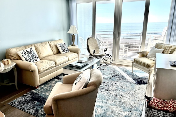 Floor to ceiling sliding glass doors and windows run the entire wall!