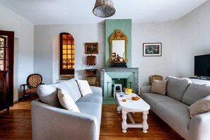 TV, lareira, DVD player