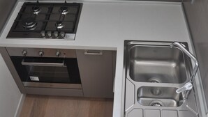 Kaffetrakter/tekoker, kjøleskap, mikrobølgeovn og ovn