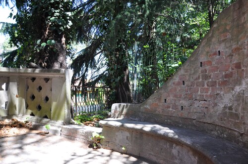 Small detached house in a panoramic green area near the historic center