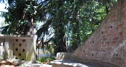 Small detached house in a panoramic green area near the historic center