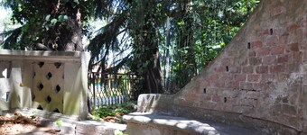 Small detached house in a panoramic green area near the historic center