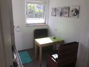 Mikrobølgeovn, kaffetrakter/tekoker og kjøkkenutstyr