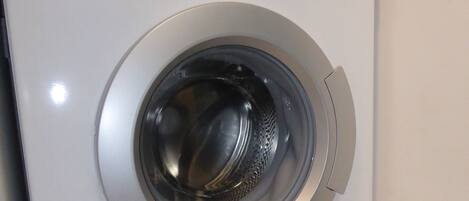 A Siemens washing machine with a control panel displaying various settings.