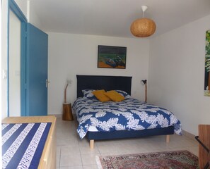 1 habitación, escritorio, tabla de planchar con plancha y wifi gratis 