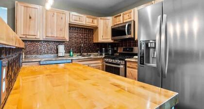 Cozy 3BR - Hot Tub, 1 Block from Main St.
