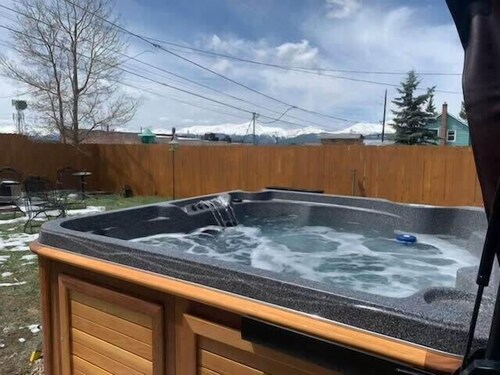 Cozy 3BR - Hot Tub, 1 Block from Main St.
