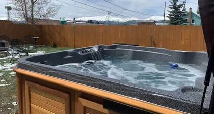 Cozy 3BR - Hot Tub, 1 Block from Main St.
