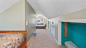 3 habitaciones, tabla de planchar con plancha, wifi y ropa de cama