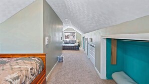 【Upstairs Room】Upstairs Loft — Twin + Queen on Opposite Walls, Private Floor
