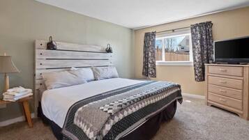 3 bedrooms, iron/ironing board, WiFi, bed sheets