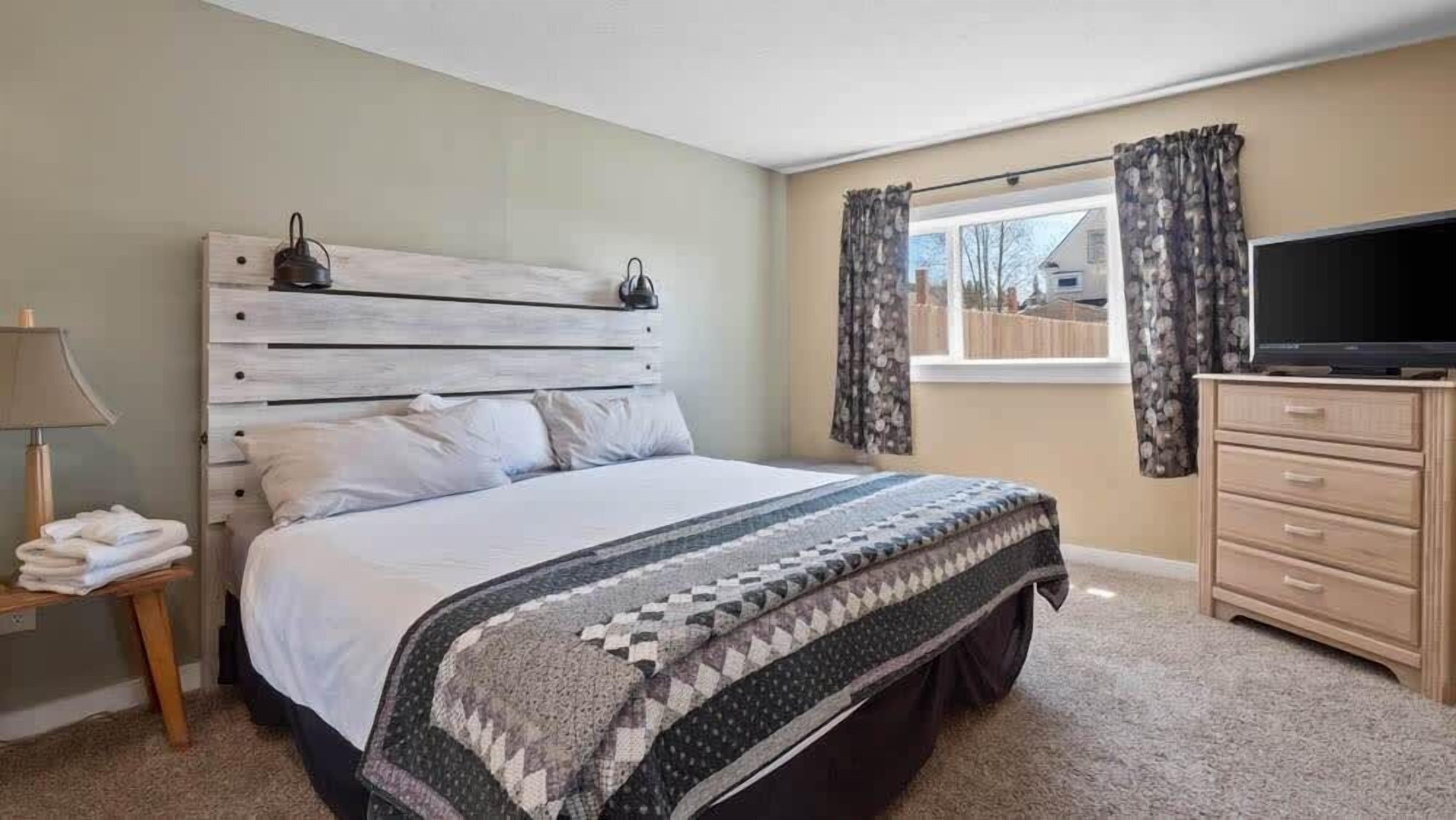 3 bedrooms, iron/ironing board, WiFi, bed sheets