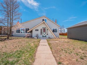 Exterior - Mom's House — 3BR Leadville Home, Hot Tub, Fenced Yard, ½ Block to Harrison (Leadville)
