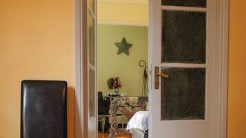 2 bedrooms, in-room safe, desk, iron/ironing board