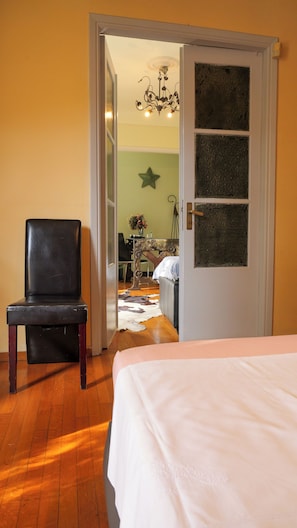 2 bedrooms, in-room safe, desk, iron/ironing board