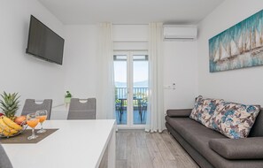 Smart TV - Amazing apartment in Podaca with WiFi (Podaca)