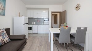 A modern apartment with a kitchen, dining area, and living space. - 2 bedroom gorgeous apartment in Podaca (Podaca)