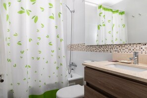 Shower, hair dryer - Viña Retreat - 2BR W / Pool, Wifi & Parking (Viña del Mar)